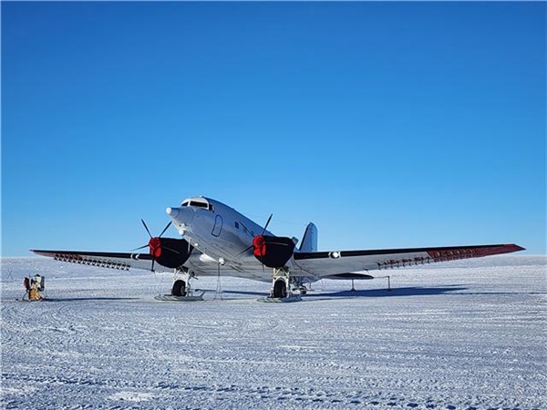 레이더 탐사 장치들이 비행기 양 날개 뒷부분에 일렬로 설치됨. 이같은 고정익 빙하 레이더 탐사 장치는 이번에 우리나라 최초로 개발 및 운용되었음.