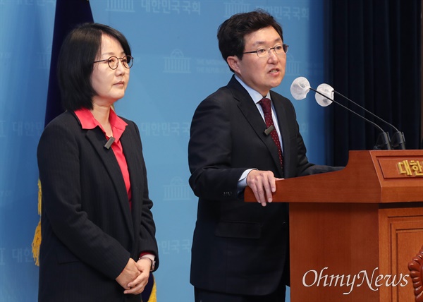 경기 고양정 지역구 단수공천을 받았다가 공천이 취소된 김현아 전 의원이 5일 해당 지역구에 우선추천(전략공천)된 김용태 전 의원 출마선언에 참석해 김 전 의원 지지를 공식 선언했다. 이날 국회 소통관에서 기자회견을 연 김용태 전 의원은 "김현아 전 의원이 선거대책위원장을 맡아 선거 기간 동안 함께 뛰기로 했다"고 밝혔다.