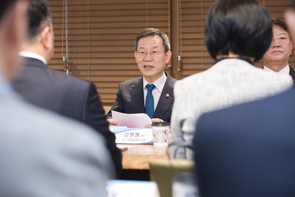 이종호 과학기술정보통신부 장관이 5일 오전 대전광역시 유성구 한국생명공학연구원 도서관라운지에서 열린 '합성생물학 육성을 위한 산학연 전문가 간담회'에서 인사말을 하고 있다.