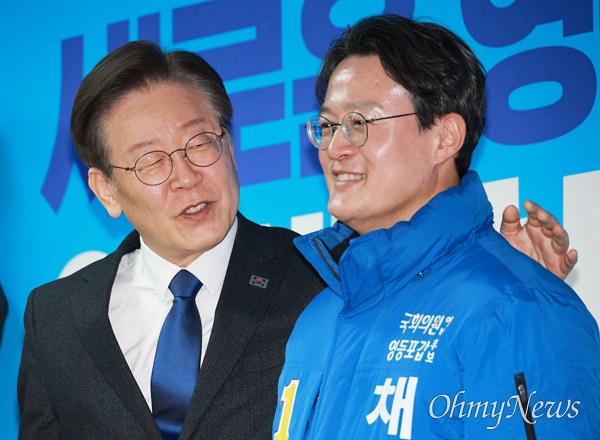 더불어민주당 이재명 대표가 5일 오후 서울 영등포구 뉴포트빌딩 영등포갑 채현일 후보 선거사무소를 찾아 채 후보를 격려하고 있다.