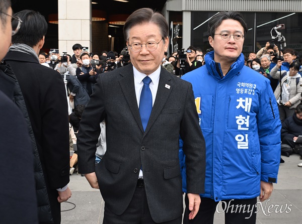 이재명 더불어민주당 대표가 5일 서울 영등포역 앞에서 긴급 현장기자회견을 한 뒤 회견장을 떠나고 있다.