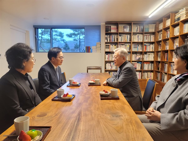 김동연 경기지사가 5일 오후 경남 양산 평산마을을 찾아 문재인 전 대통령을 만났다.