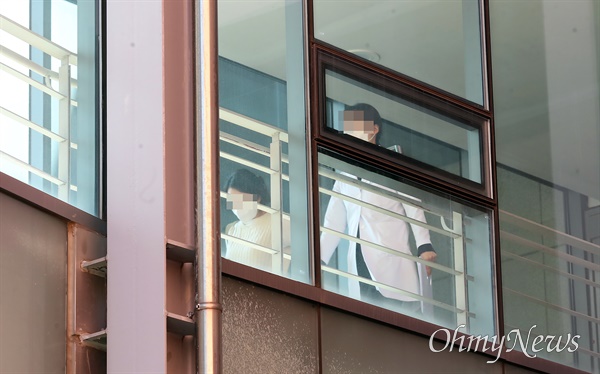지난달 26일 오전 졸업식이 열린 서울 서대문구 연세대학교 세브란스병원에서 의료진들이 발걸음을 옮기고 있다.