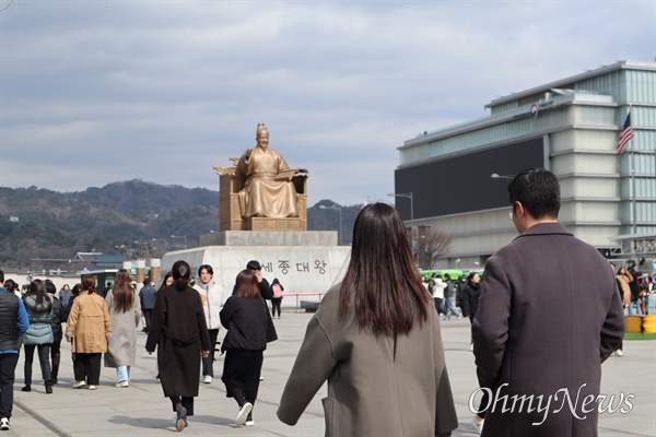 6일 오전 서울 종로구 광화문광장 인근에서 직장인들이 점심 시간이 되자 발걸음을 재촉하고 있다. 