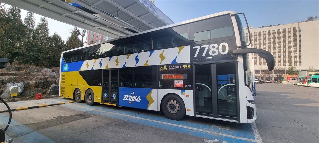 경기도가 올해 서울과 경기도를 오가는 광역버스 16개 노선에 친환경 대용량 2층 전기버스를 50대 도입한다