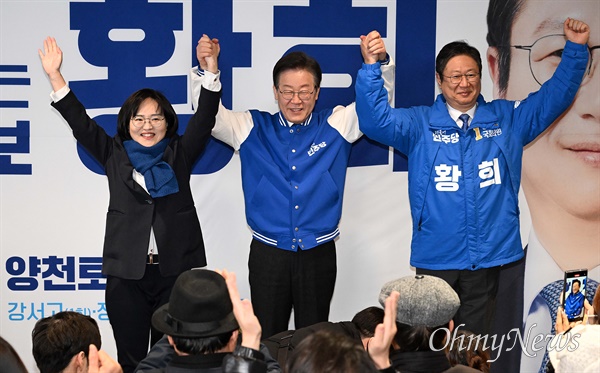 이재명 더불어민주당 대표(가운데)가 6일 서울 양천구에 마련된 양천구갑 황희 후보 사무실을 방문해 황 후보(오른쪽)와 예비후보 였던 이나영 후보(왼쪽)와 만세를 하고 있다.