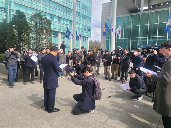 6일 카페사장 A씨의 법률대리인으로 선임된 김창환(법무법인 창 대표) 변호사가 기자회견을 열고 정우택 의원의 돈봉투 수수 의혹 관련 기자회견을 열고 있다.
