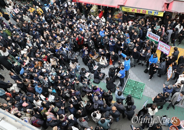 더불어민주당 이재명 대표가 6일 서울 양천구 목동깨비시장을 방문, 양천구갑 황희 후보 지지연설을 하고 있다.