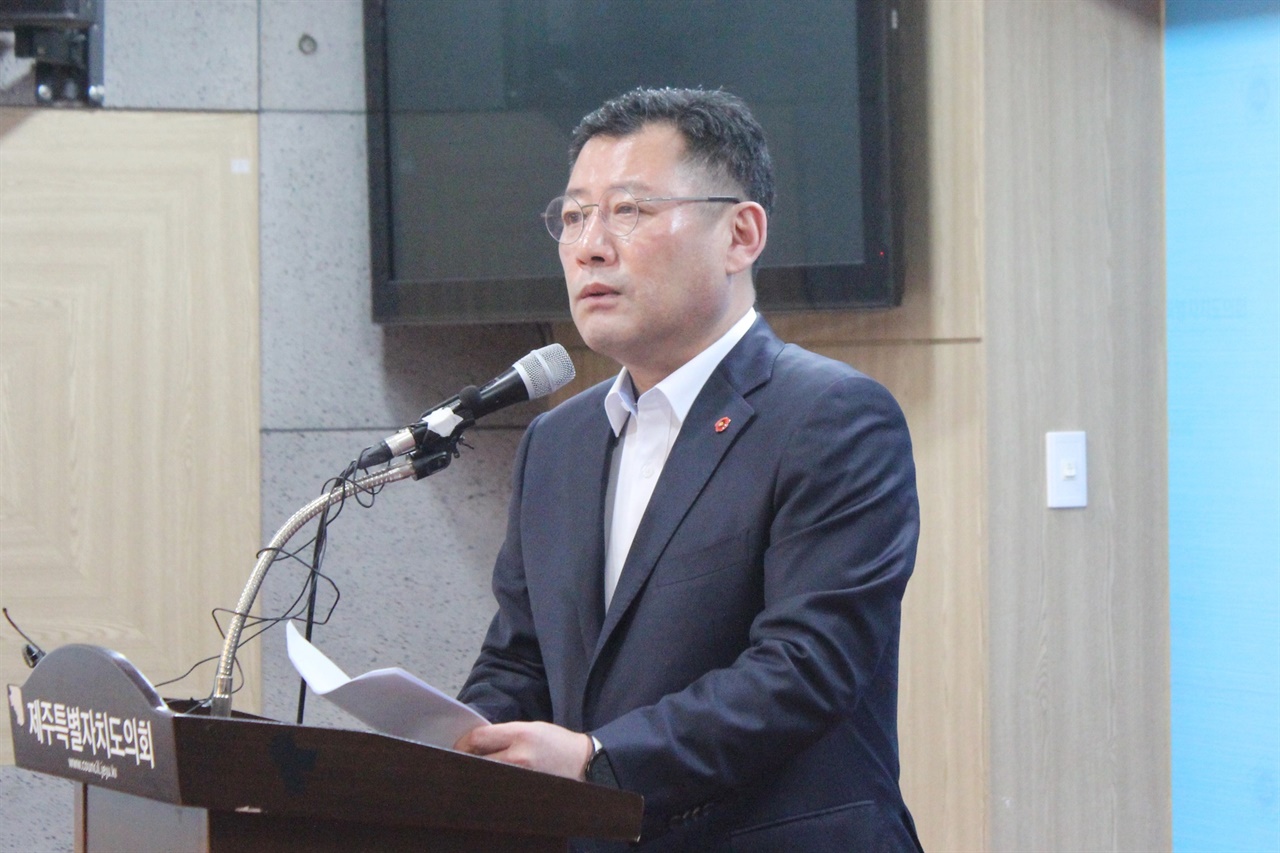 3월 6일 제주도의회 도민카페에서 기자회견을 하는 김영진 예비후