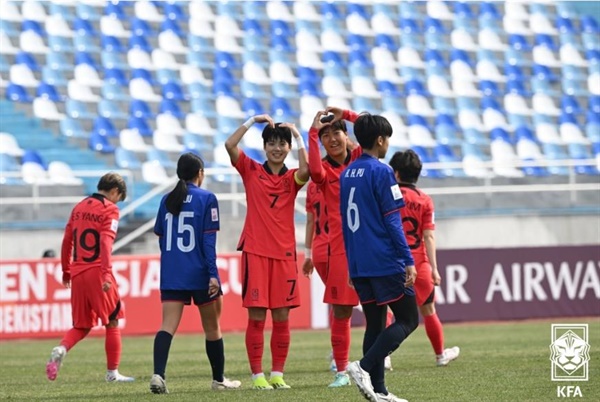  한국 20세 이하(U-20) 여자 축구 대표팀 전유경(7)이 6일 우즈베키스탄 타슈켄트의 도스틀리크 스타디움에서 열린 AFC 여자 U-20 아시안컵 조별리그 A조 2차전 대만과의 경기에서 득점한 뒤 세리머니를 하고 있다. 박윤정 감독이 이끄는 한국은 이날 경기에서 전유경과 원채은의 멀티골에 힘입어 대만을 6-0으로 꺾었다.