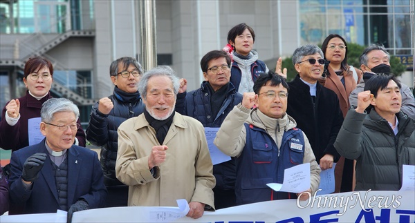 대전비상시국회의는 7일 대전시청 북문 앞에서 기자회견을 열고 윤석열 정권 심판을 위한 유권자운동을 벌여나가겠다고 선언했다.