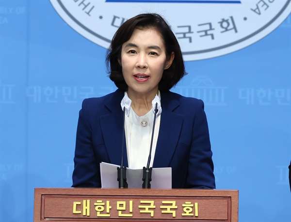 더불어민주당 박경미 전 의원이 6일 국회 소통관에서 제22대 총선 서울 강남병 출마선언 기자회견을 하고 있다.