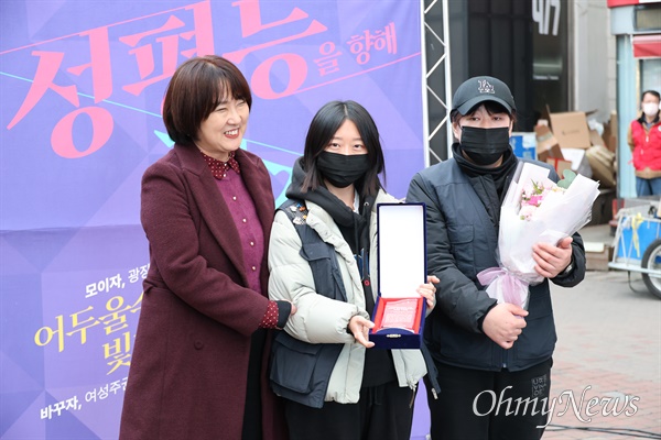 세계여성의날을 하루 앞두고 대구 중구 동성로에서 열린 대구경북여성대회에서 해고에 맞서 고공 농성 중인 한국옵티컬하이테크 여성노동자들이 성평등 디딤돌상을 받았다.