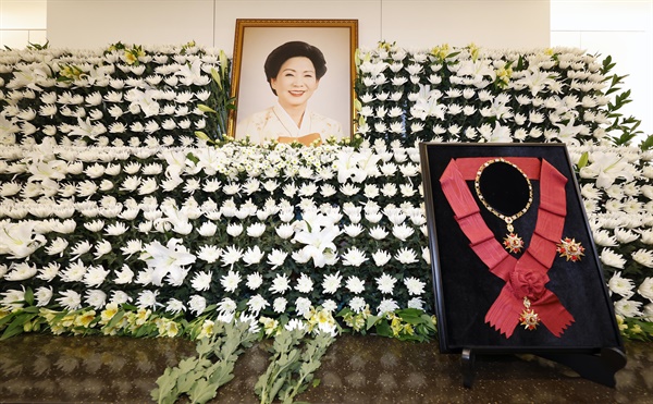  8일 서울 종로구 서울대병원 장례식장에 마련된 김영삼 전 대통령 부인 손명순 여사 빈소.