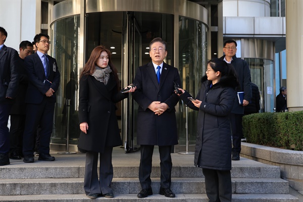 지난 대선 과정에서 허위 발언을 한 혐의로 기소된 더불어민주당 이재명 대표가 8일 오전 서초구 서울중앙지방법원에서 열린 공직선거법 위반 1심 속행 공판에 출석하기에 앞서 입장을 밝히고 있다. 2024.3.8