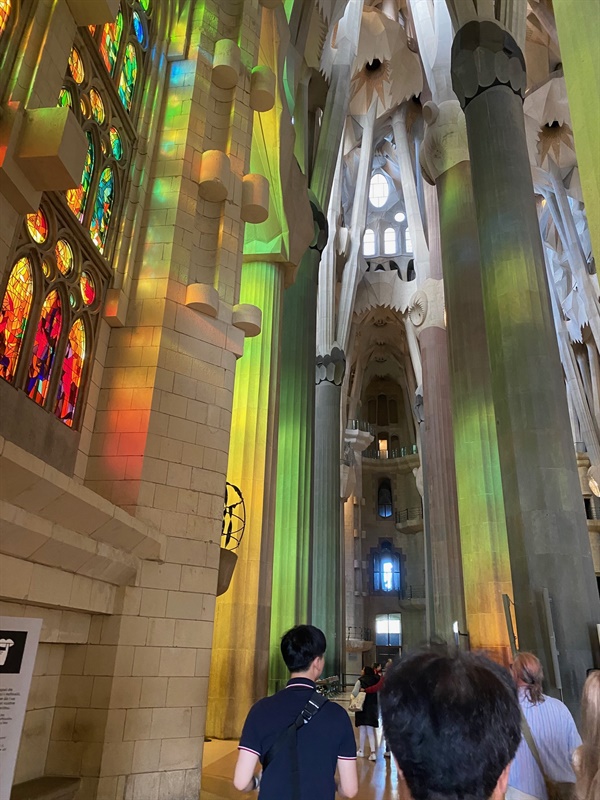 스테인드글라스 빛의 사그라다 파밀리아 성당 내부