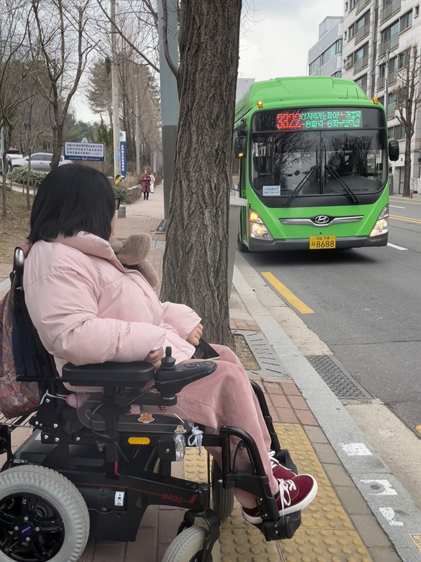 한경아씨가 지난 7일 자신의 자택 앞에서 3322번 버스를 기다리고 있다. 
