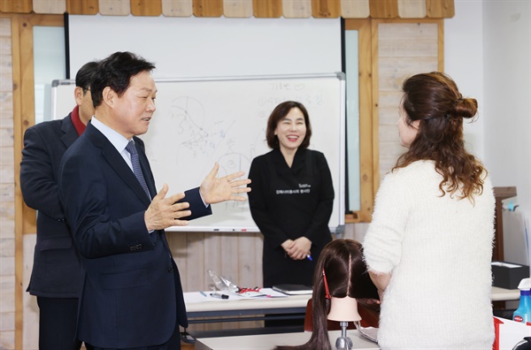 박완수 경상남도지사, 8일 김해여성인력개발센터-아신유니텍 방문.