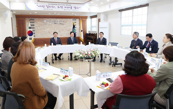 박완수 경상남도지사, 8일 김해여성인력개발센터-아신유니텍 방문.
