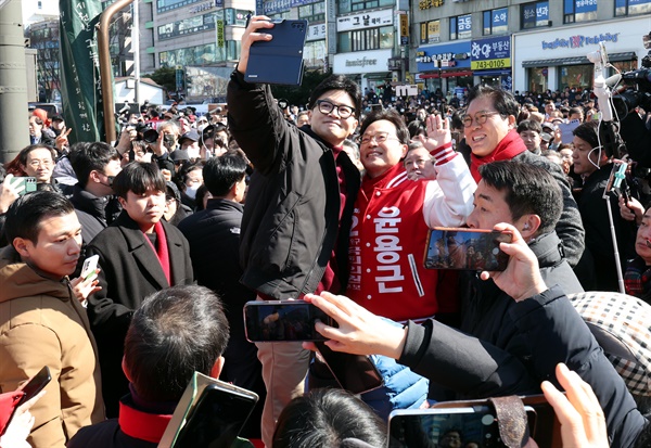 국민의힘 한동훈 비상대책위원장이 8일 오전 경기 성남시 중원구 단대오거리역에서 시민들과 셀카를 찍고 있다.