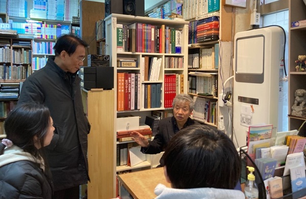 제주에서 가장 오래된 헌책방인 책밭서점의 김창삼 대표가 취재진에게 신나게 ‘헌책방 이야기’를 들려주고 있다. 