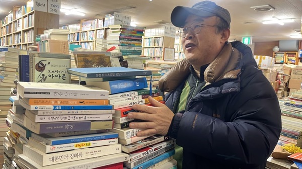 송재웅 동림당 대표는 지하에 주체하지 못할 만큼 많은 책을 갖고 있다. 