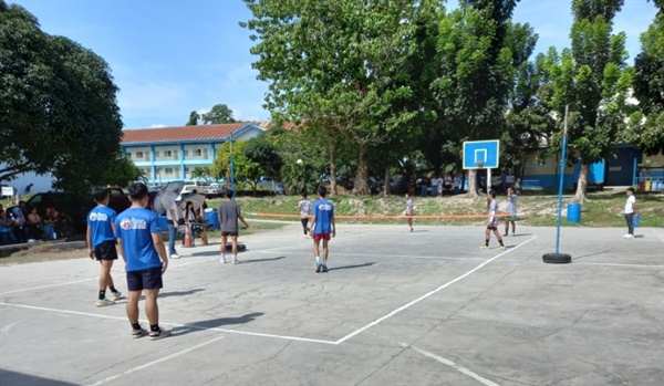 필리핀 학생들이 학과별로 팀을 꾸려 족구대회를 했다. 