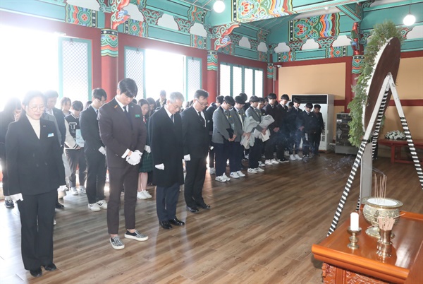 국립 3.15민주묘지 유영봉안당에서 경남교육감 및 학생들이 헌화 .분향하는 사진