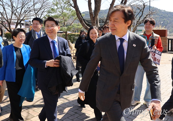 10일 오후 봉하마을을 방문하 조국 조국혁신당 대표.