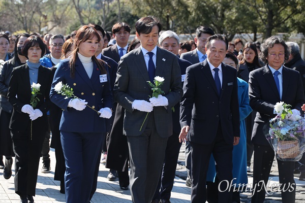 조국 조국혁신당 대표, 10일 오후 봉하마을 고 노무현 대통령 묘소 참배. 