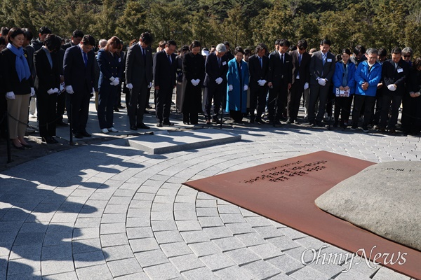 조국 조국혁신당 대표, 10일 오후 봉하마을 고 노무현 대통령 묘소 참배. 