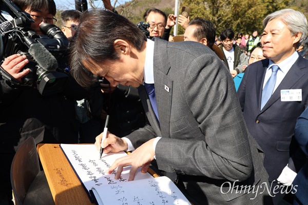 조국 조국혁신당 대표, 10일 오후 봉하마을 고 노무현 대통령 묘소 참배.