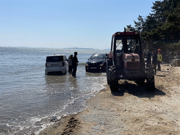 보령 해경이 지난 9일 충남 서천의 한 바닷가에서 침수된 차량을 이동조치했다. 