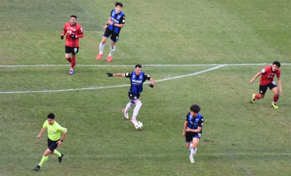  인천 유나이티드 FC로 돌아온 센터백 요니치가 후반 역습 드리블을 펼치고 있다.