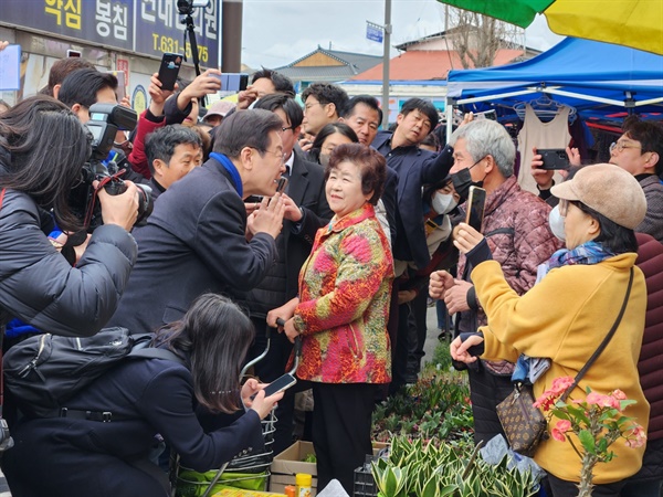 홍성시장 상인을 만나는 민주당 이재명 대표