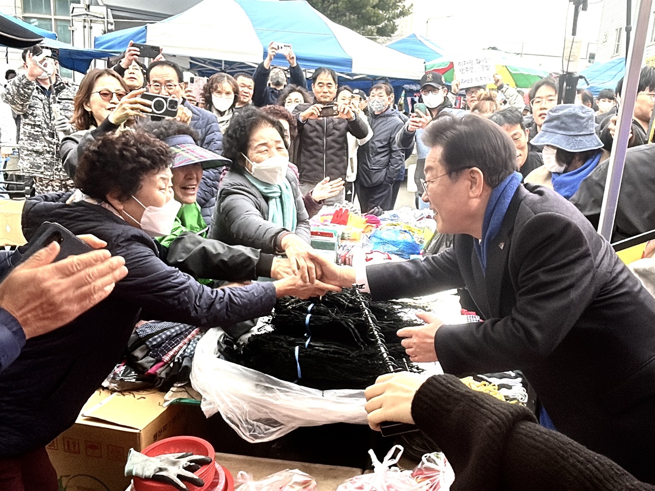 총선을 30여 일 앞두고 이재명 더불어민주당 대표가 충남 홍성 전통시장을 찾아 시민들을 만났다.