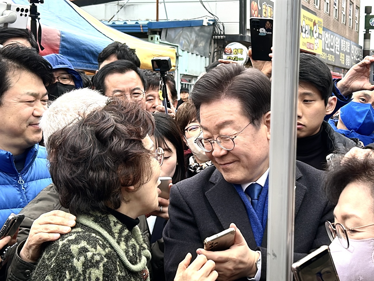 총선을 30여 일 앞두고 이재명 더불어민주당 대표가 충남 홍성 전통시장을 찾아 시민들을 만났다.