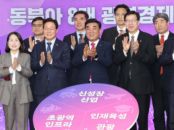  박완수 경남도지사와 박형준 부산광역시장, 김두겸 울산광역시장은 11일 오후 울산시청 대회의실에서 ‘제2회 부울경 정책협의회’를 열었다.