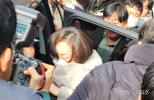 이태원 참사 부실 대응 혐의로 기소된 박희영 용산구청장이 11일 오후 서울서부지법에 출석한 뒤 법정을 빠져 나가고 있다.