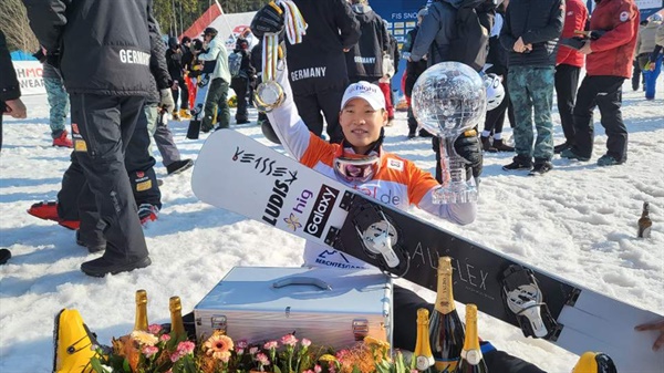 한국 선수 최초로 국제스키·스노보드연맹(FIS) 월드컵 시즌 종합 우승의 쾌거를 이룬 이상호 선수가 독일 베르히테스가덴에서 열린 2021-2022 FIS 월드컵 스노보드 알파인 남자 평행 회전에서 입상한 뒤 기념촬영을 하고 있다.