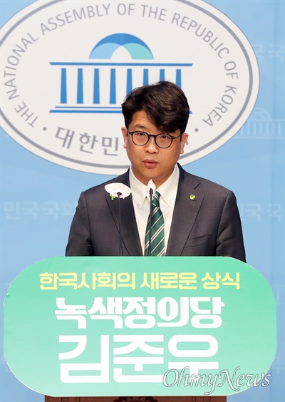 김준우 녹색정의당 상임대표가 12일 오전 서울 여의도 국회 소통관에서 제22대 총선 녹색정의당 비례대표 후보 출마선언을 하고 있다.
