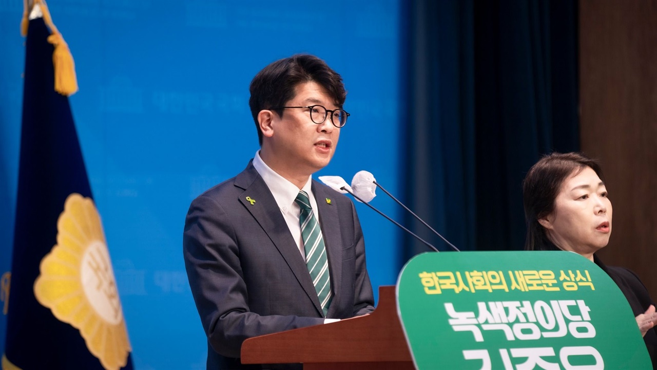 출마 선언 기자회견을 하는 김준우 상임대표