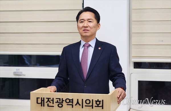 대전 중구청장 재선거에 출마한 권중순 전 대전시의회 의장이 더불어민주당의 전략공천에 반발해 탈당한 뒤 12일 개혁신당 입당을 선언했다.