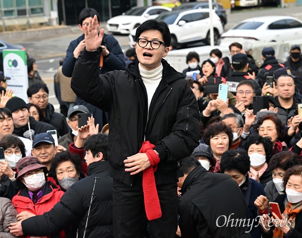 한동훈 국민의힘 비상대책위원장이 12일 서울 영등포구 타임스퀘어 광장에서 시민들에게 인사를 하고 있다.
