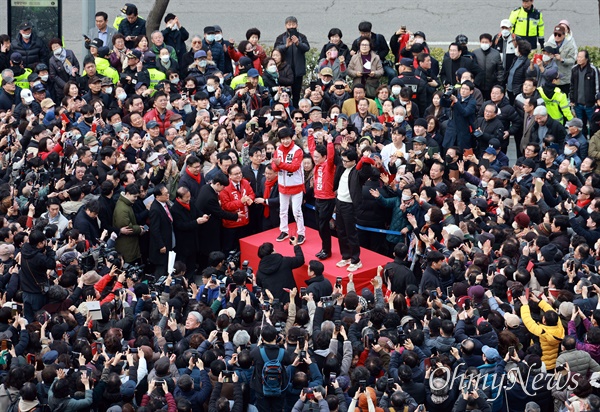국민의힘 한동훈 비상대책위원장이 12일 오후 서울 영등포구 타임스퀘어 앞 광장에서 시민들에게 인사하고 있다.