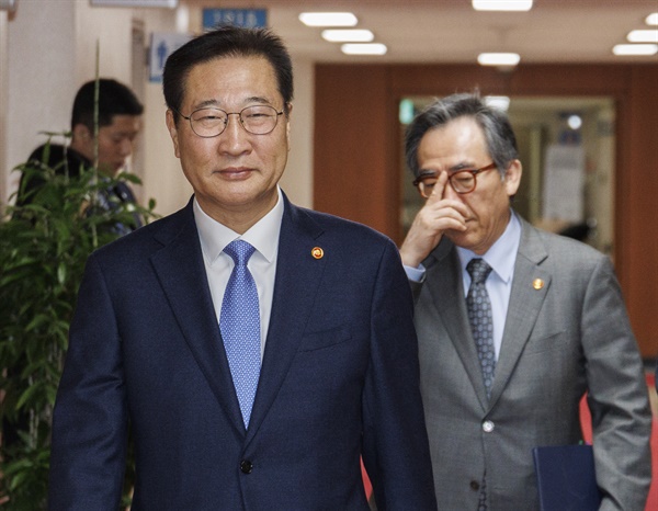 박성재 법무부 장관(앞)과 조태열 외교부 장관이 12일 오전 서울 종로구 정부서울청사에서 열린 국무회의에 입장하고 있다. 

