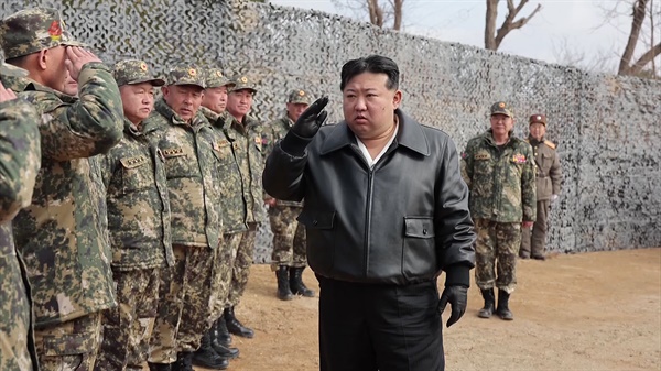 김정은 북한 국무위원장이 지난 7일 인민군 대연합부대들의 포사격 훈련을 지도했다고 조선중앙TV가 8일 보도했다.