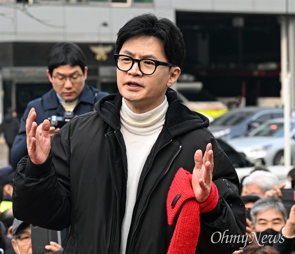 한동훈 국민의힘 비상대책위원장이 12일 서울 영등포구 타임스퀘어 광장에서 시민들에게 지지를 호소하고 있다.