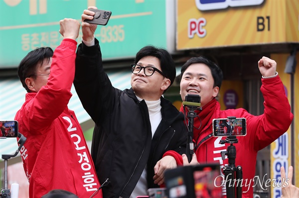 한동훈 국민의힘 비상대책위원장이 12일 오후 서울 양천구 목동깨비시장을 방문, 지지자들과 셀피를 찍고 있다.