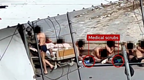 BBC가 입수한 2월 16일 나세르 병원 영상 속 한 장면. 속옷만 입은 남성들 앞에 의료용 가운이 놓여져 있다고 표기돼 있다. 